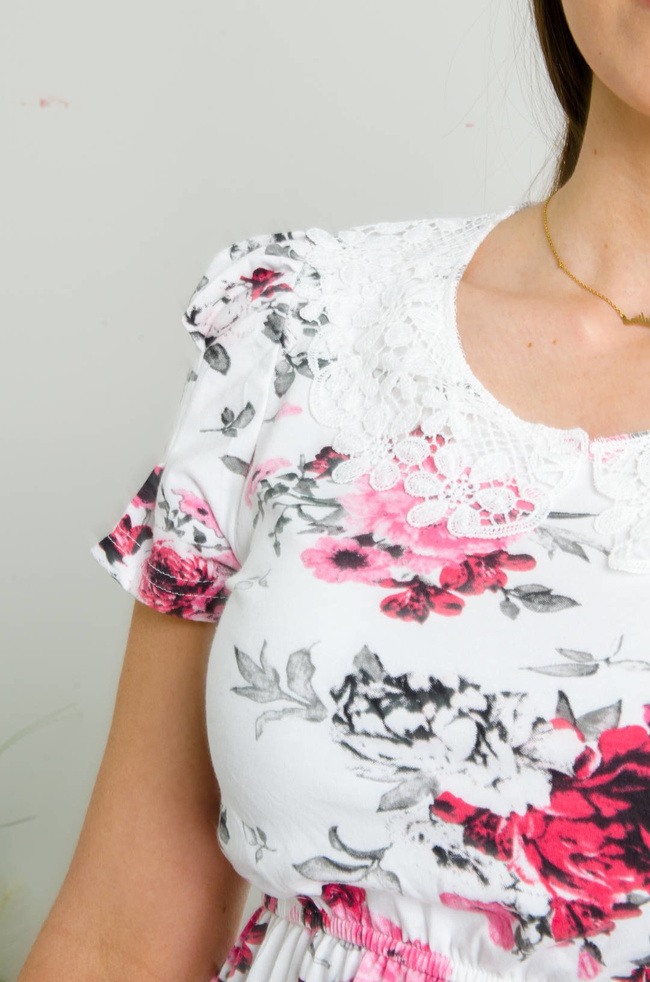 BIAŁO-CZERWONA SUKIENKA W KWIATY Z AŻUROWYM KOŁNIERZEM