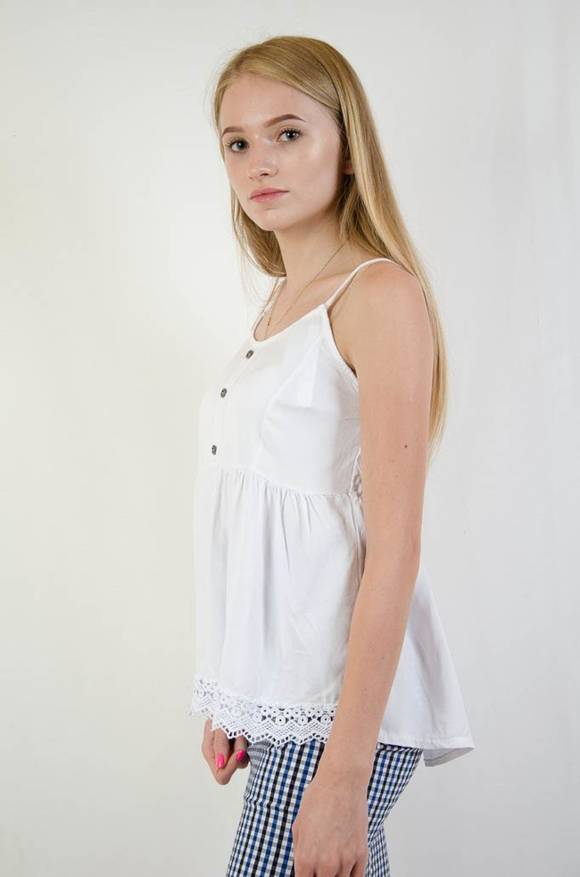 Biała bluzka na ramiączka z ażurowymi wstawkami, zapinana na guziki