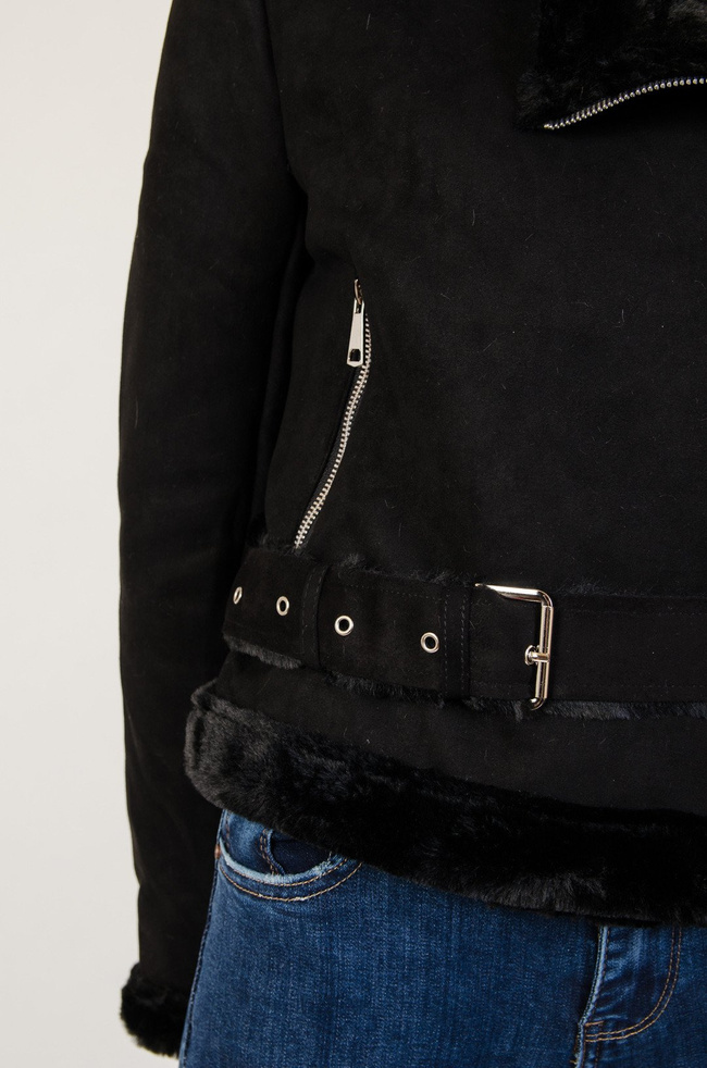 Czarna zamszowa ramoneska z futerkiem