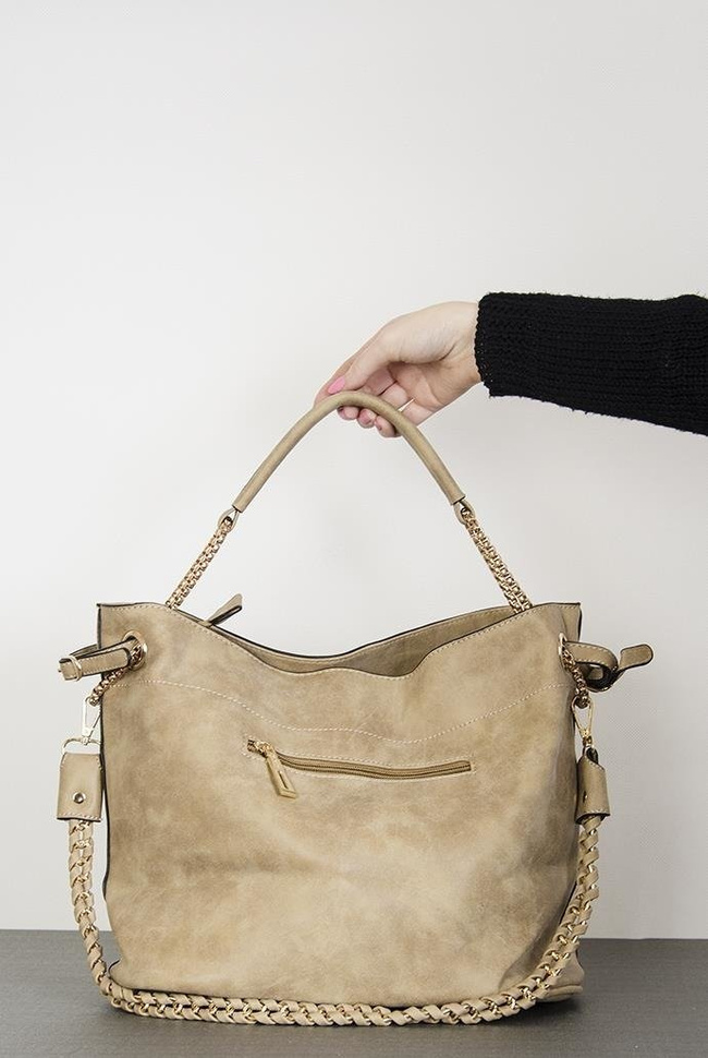 Beżowa torebka z łańcuszkiem o gładkiej teksturze