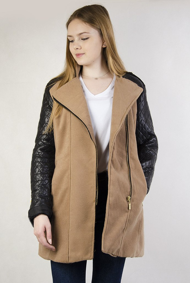 Brązowy płaszcz ze skórzanymi rękawami