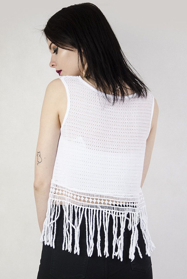 Krótka, koronkowa, biała bluzka z frędzelkami