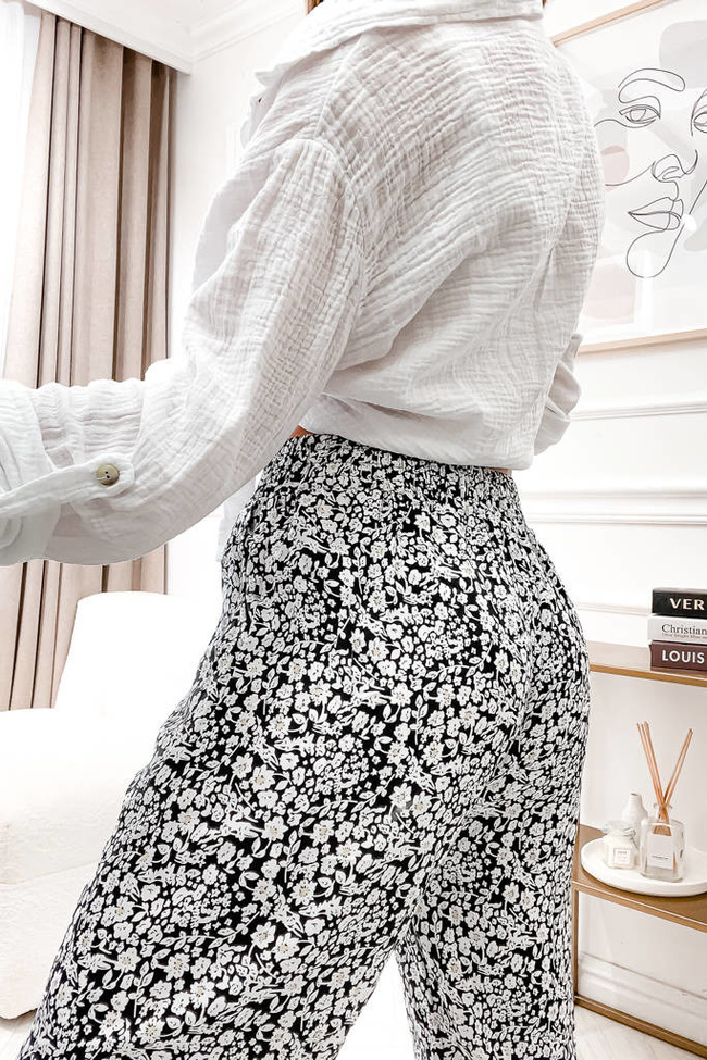 SPODNIE MATERIAŁOWE W KWIATY Z GUMĄ W PASIE- CZARNE