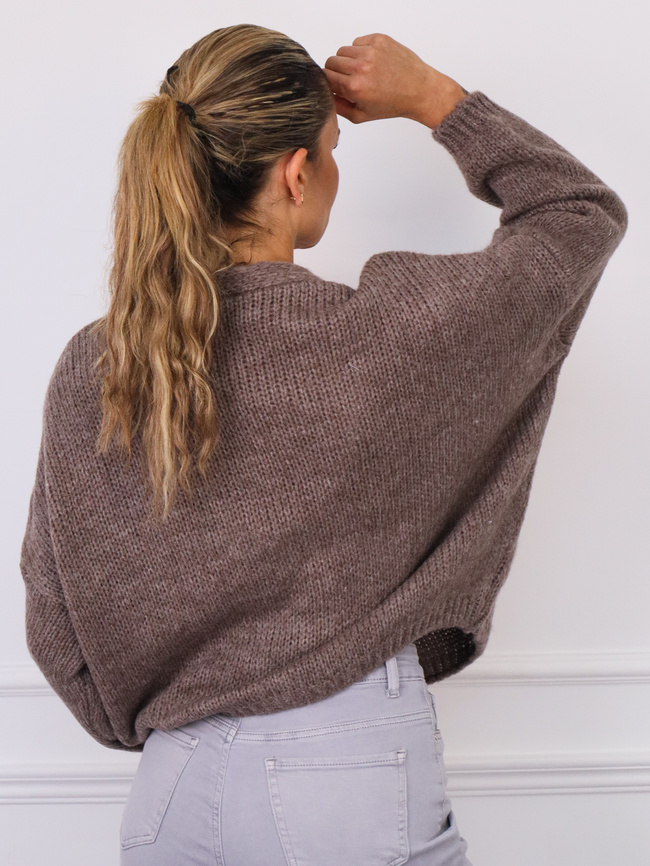 LUŹNY SWETER ZE ZŁOTYMI GUZIKAMI- FANGO