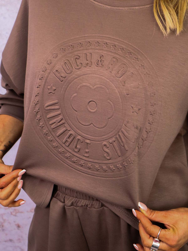 KOMPLET DRESOWY BLUZA Z WYTŁOCZONYM NADRUKIEM+ SPODNIE- BRĄZOWY