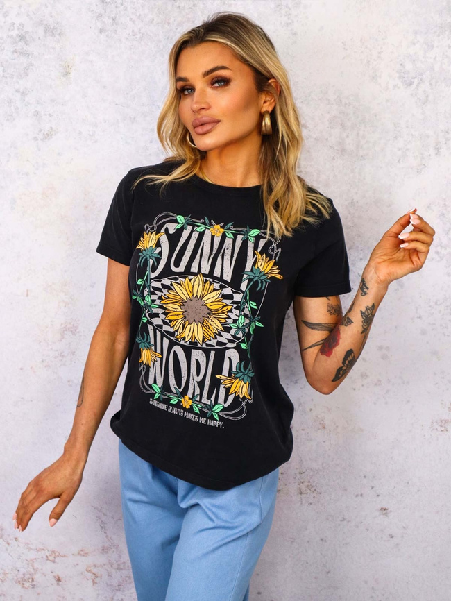 CZARNY DEKATYZOWANY T-SHIRT Z KOLOROWYM PRINTEM