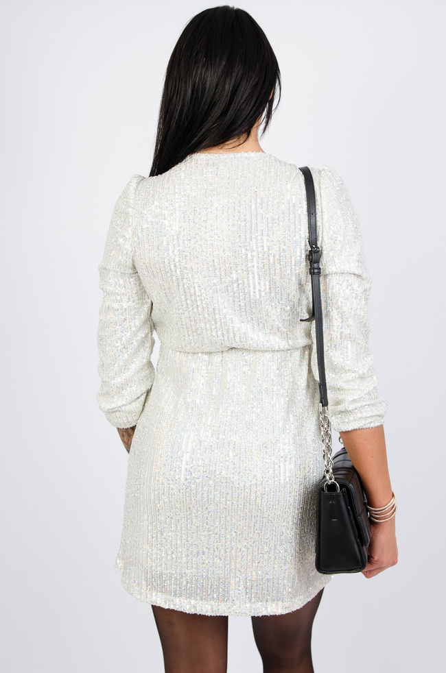 Biała cekinowa sukienka z kopertowym dekoltem