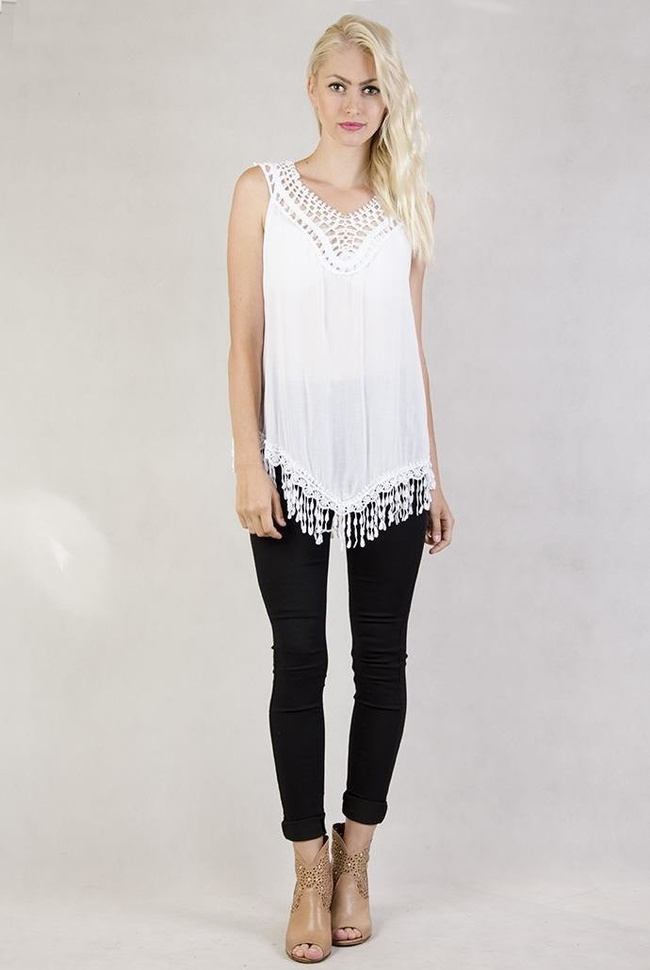 Biała bluzka z ażurowym dekoltem i uroczymi frędzelkami