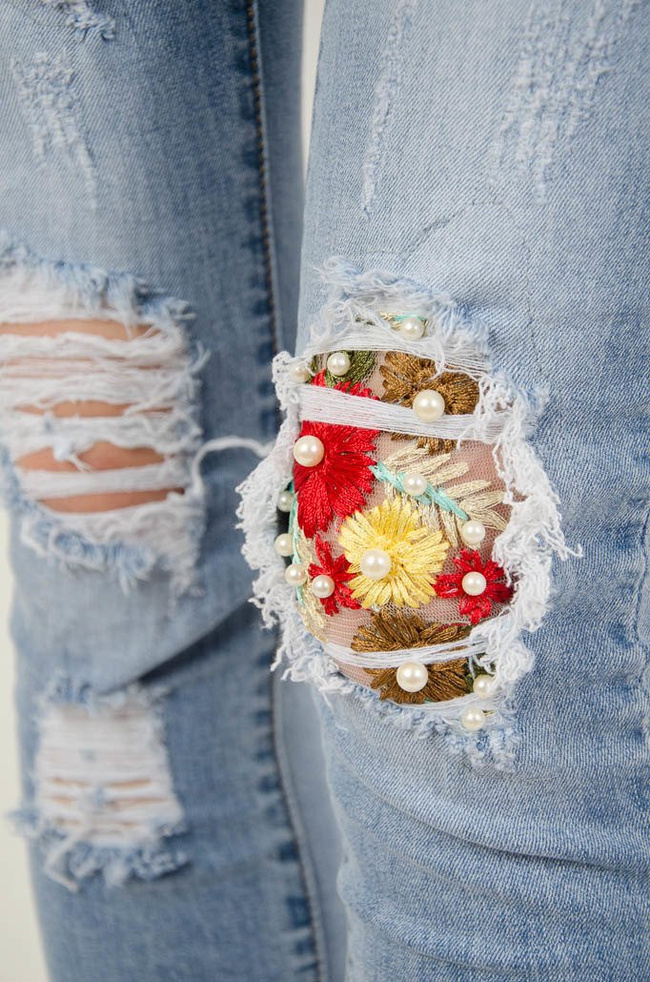 SPODNIE JEANSOWE Z KWIATOWYM HAFTEM 