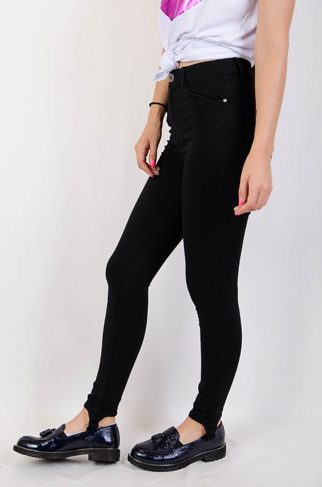 Czarne spodnie jeansowe z zapiętkami