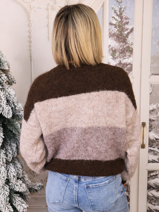 SWETER W PASY Z PLECIONYMI RĘKAWAMI- CZEKOLADOWY