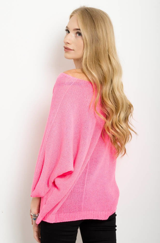 RÓŻOWY DZIANINOWY SWETER W SZPIC Z RĘKAWEM TYPU NIETOPERZ