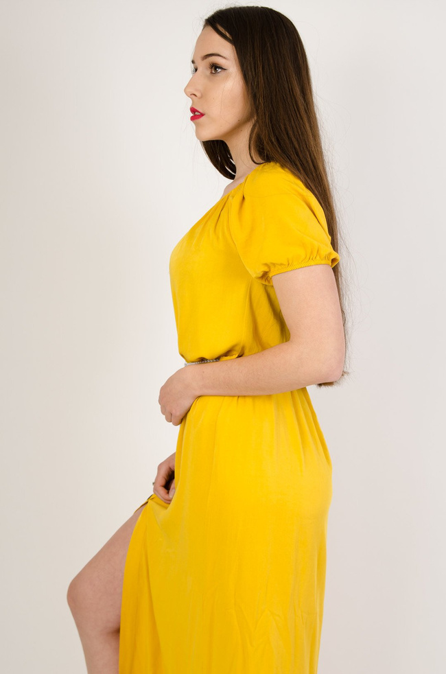 Żółta sukienka zapinana na guziki, wiązana w pasie