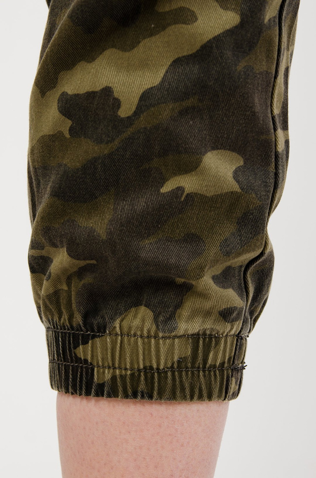 Spodnie moro z paskiem i ściągaczami na nogawce