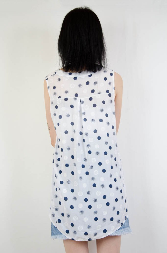 Biała koszula w kropki z cekinową kieszonką