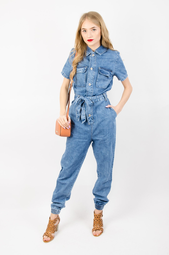 JASNY KOMBINEZON JEANSOWY ZE ŚCIĄGACZEM 