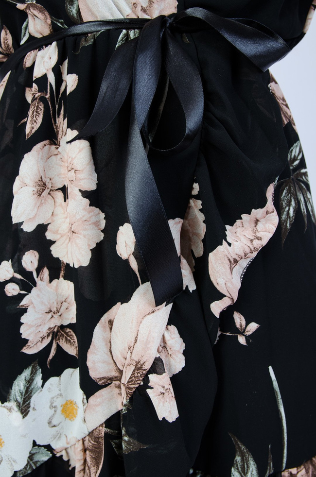 Czarna sukienka w kwiaty