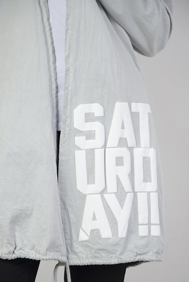 Jasnoszara narzutka z białymi napisami