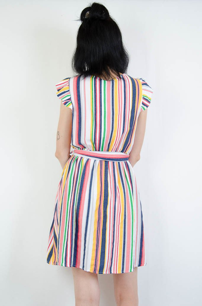 Sukienka w kolorowe paski wiązana po środku