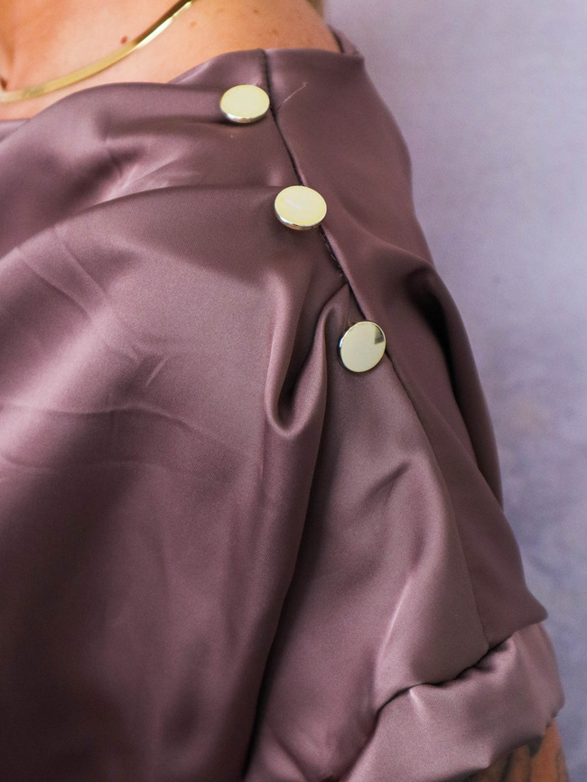 SATYNOWA BLUZKA Z OZDOBNYMI GUZIKAMI NA RAMIENIU- BRĄZOWA