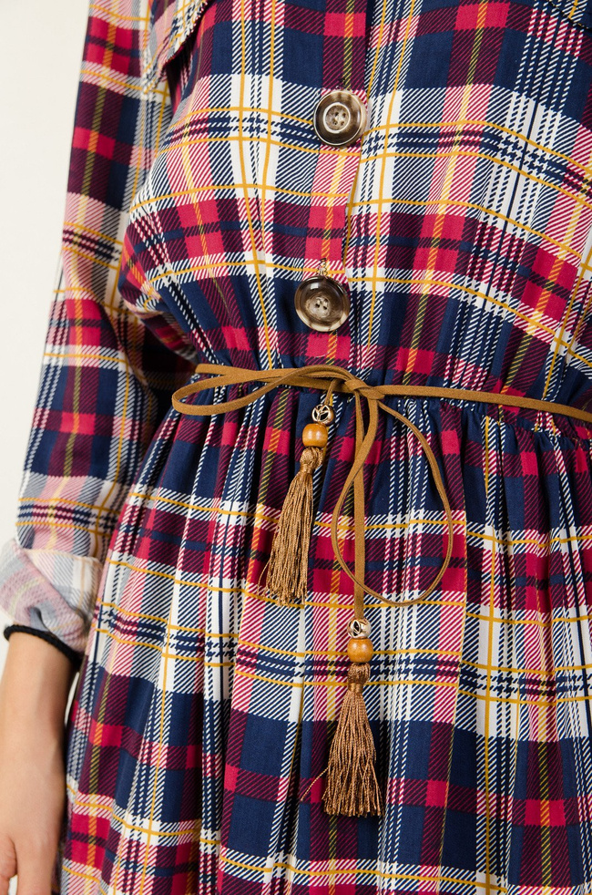 Koszulowa sukienka w kratę z gumką w pasie