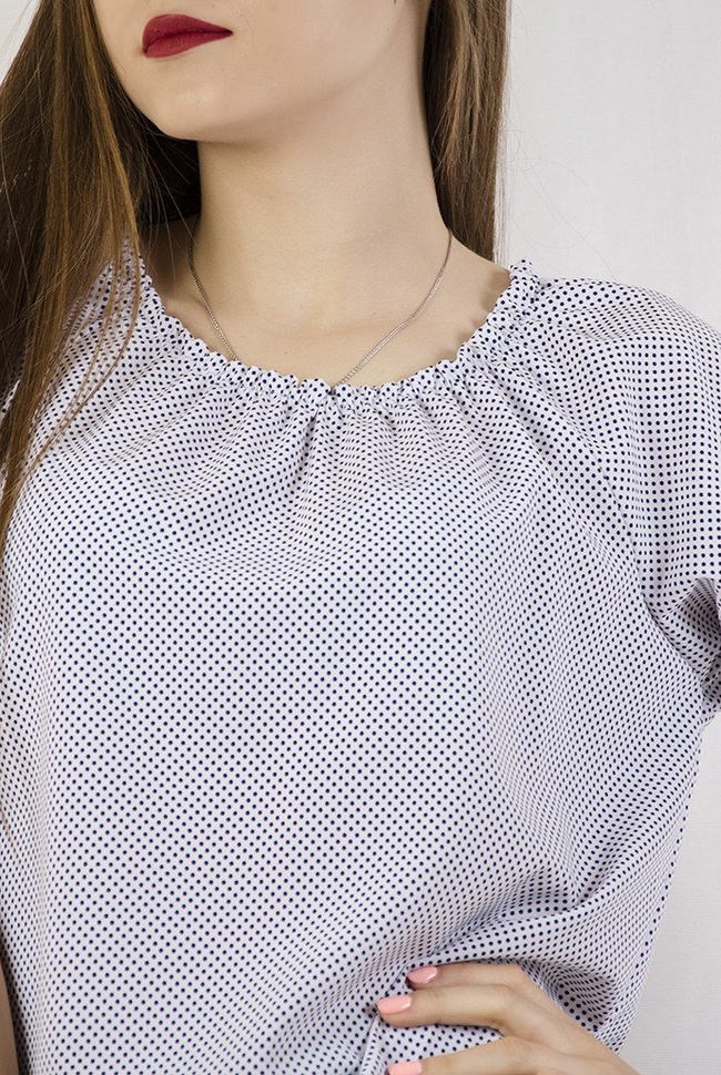 Biała bluzka w kropki z marszczeniem przy dekolcie