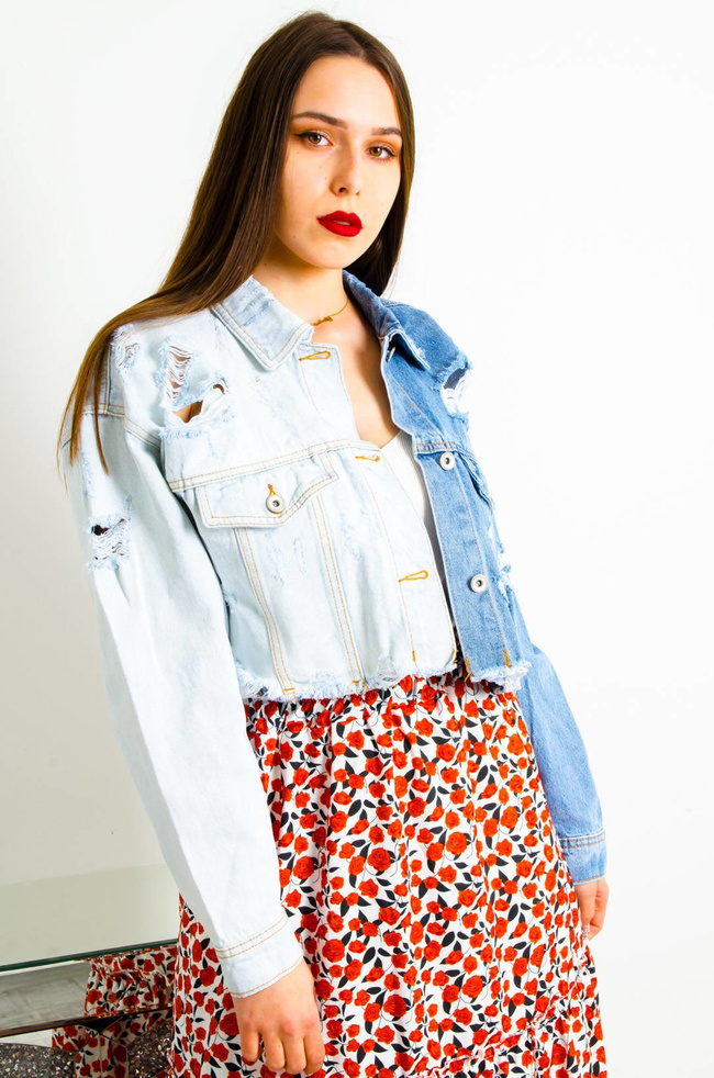 KRÓTKA DWUKOLOROWA KURTKA JEANSOWA Z SZARPANIAMI