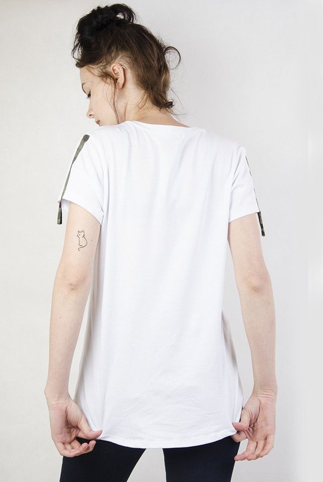 Biała bluzka z gwiazdą i moro paskami