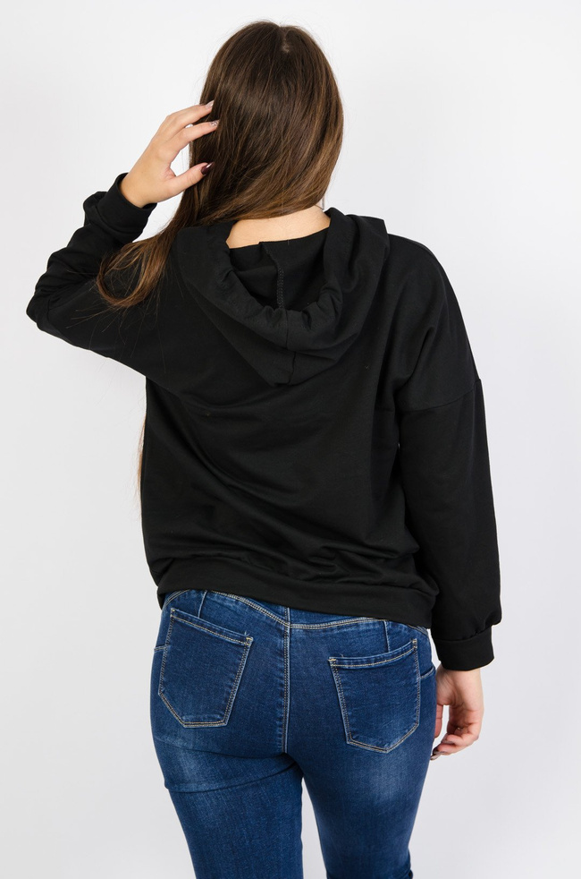 Czarna bluza z kapturem z napisem " vogue"