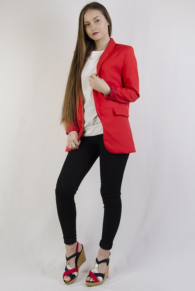 Czerwony żakiet bez guzików