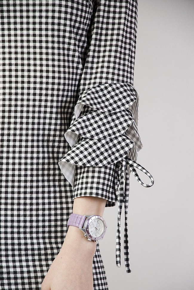 Sukienka w czarno-białą kratkę z falbanami przy rękawach