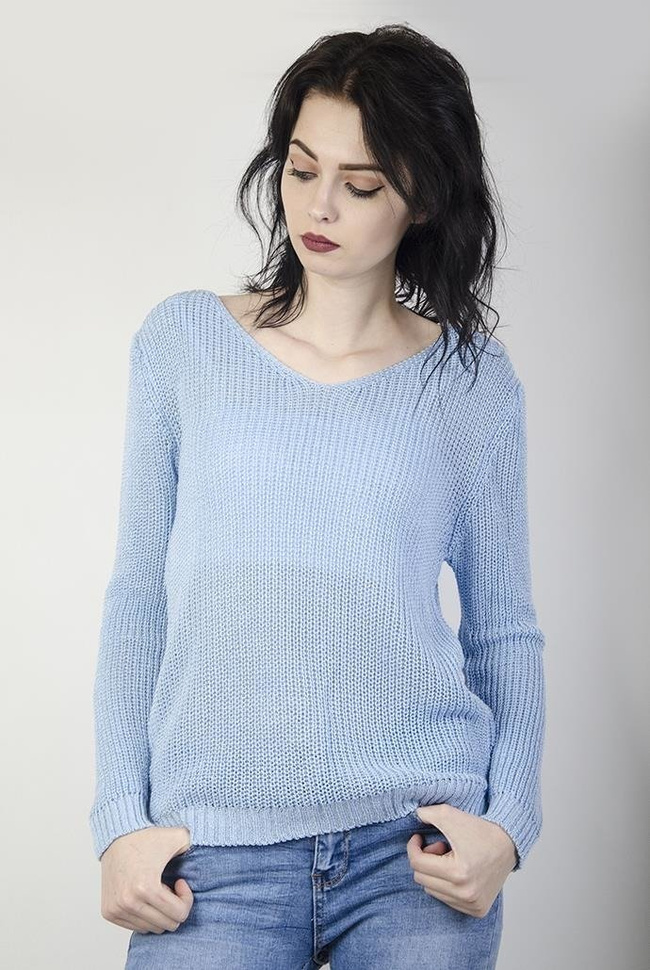 Jasnoniebieski sweterek z wycięciami z tyłu