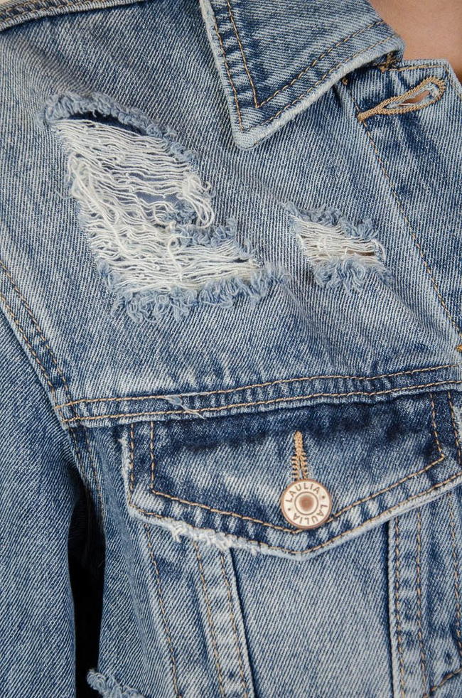 Kurtka jeansowa zapinana na guziki, z przetarciami