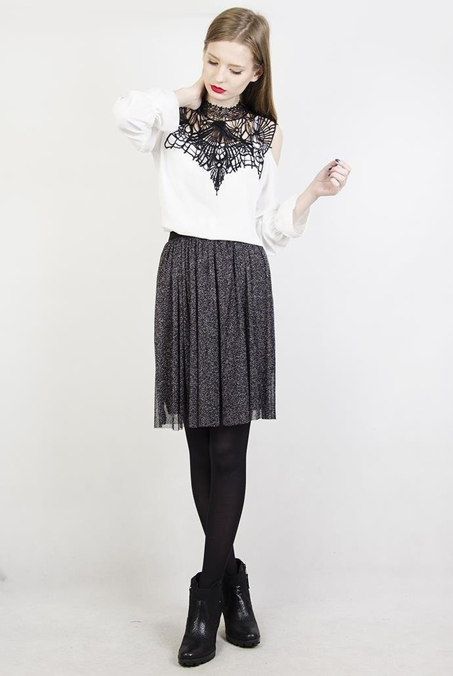 Biała koszula z ażurowym zdobieniem