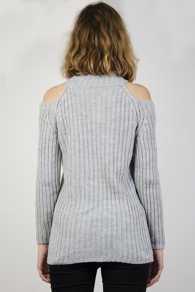 Szary sweterek z odkrytymi ramionami i golfem