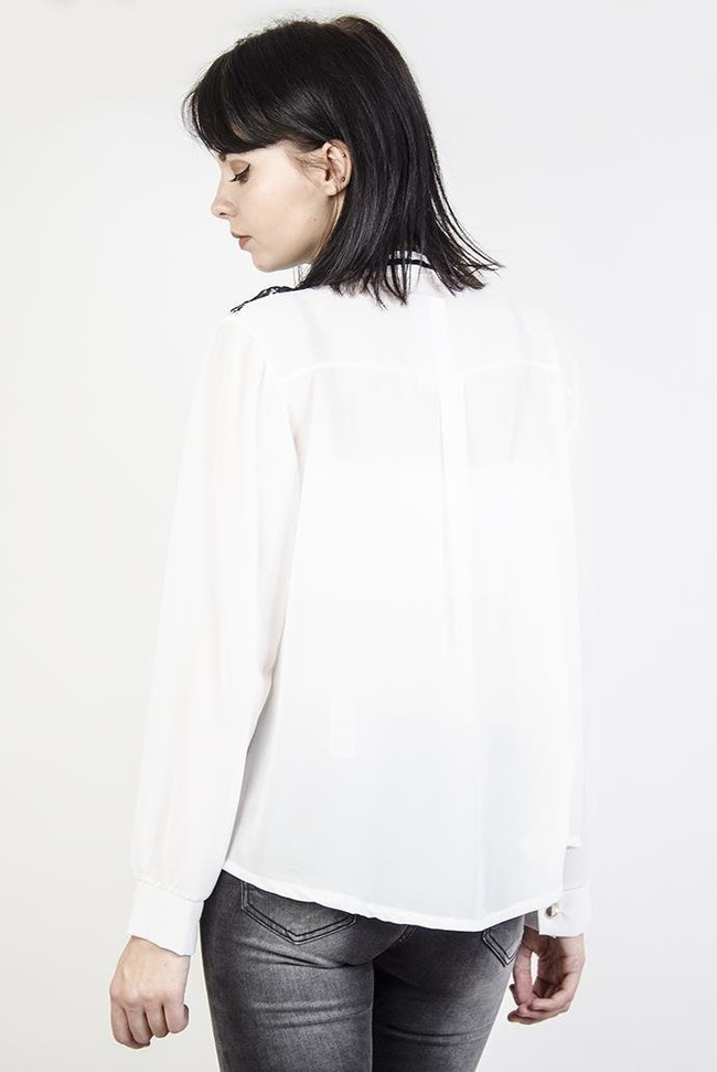 Biała bluzka koszulowa z wiązaniem oraz zdobieniem