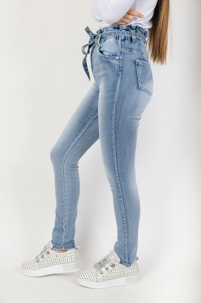 Jasne spodnie z wysokim stanem wiązane w pasie