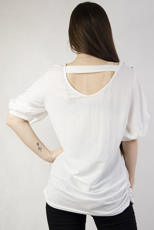 Biała bluzka z wycięciem na plecach oraz koralikami na ramionach