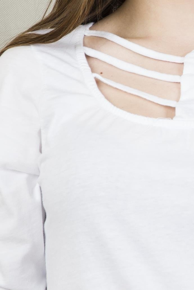 Biała bluzka z wycięciami przy dekolcie
