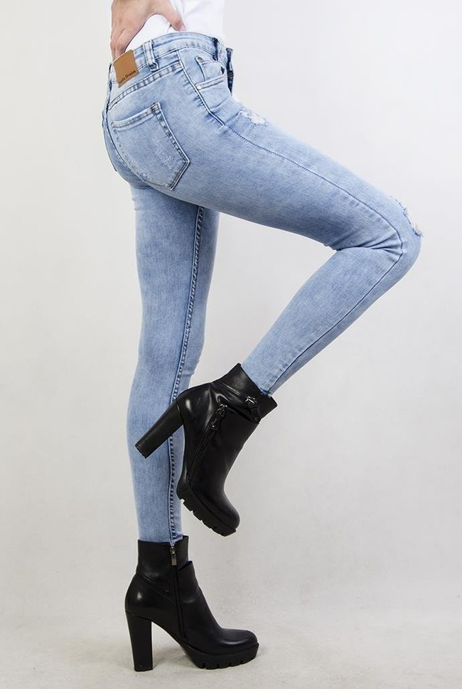 Jasne spodnie jeansowe, przylegające, z przetarciami