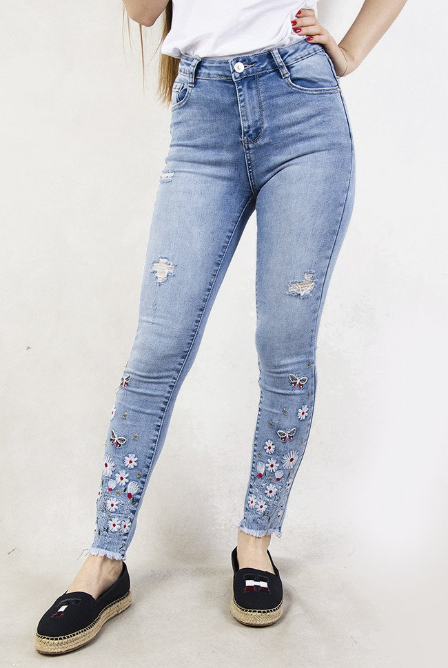 Jasne spodnie jeansowe z kolorowymi kwiatami