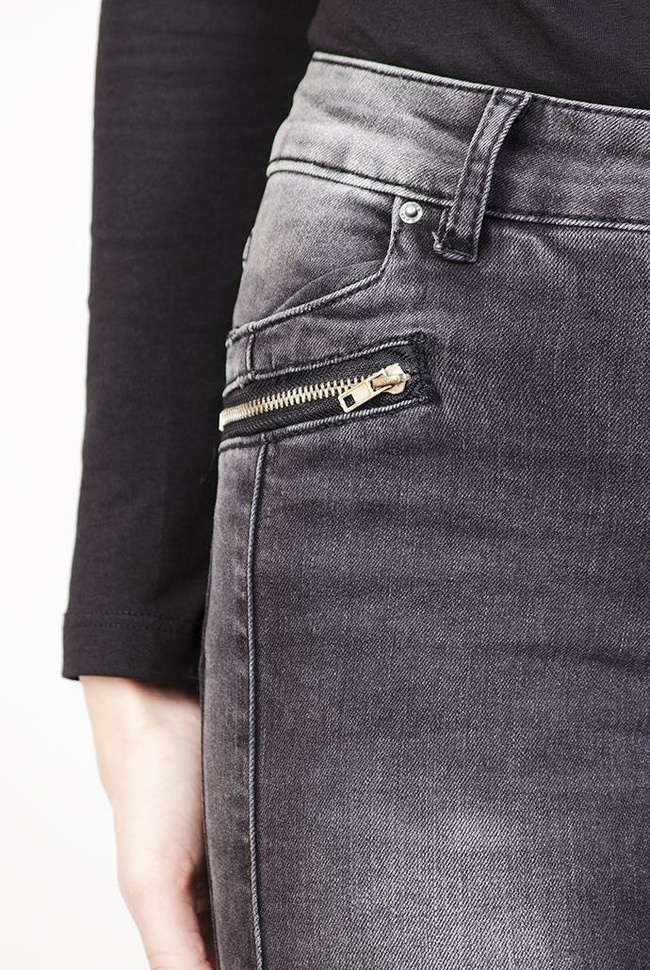 Szare spodnie rurki jeansowe z zamkami i przeszyciami