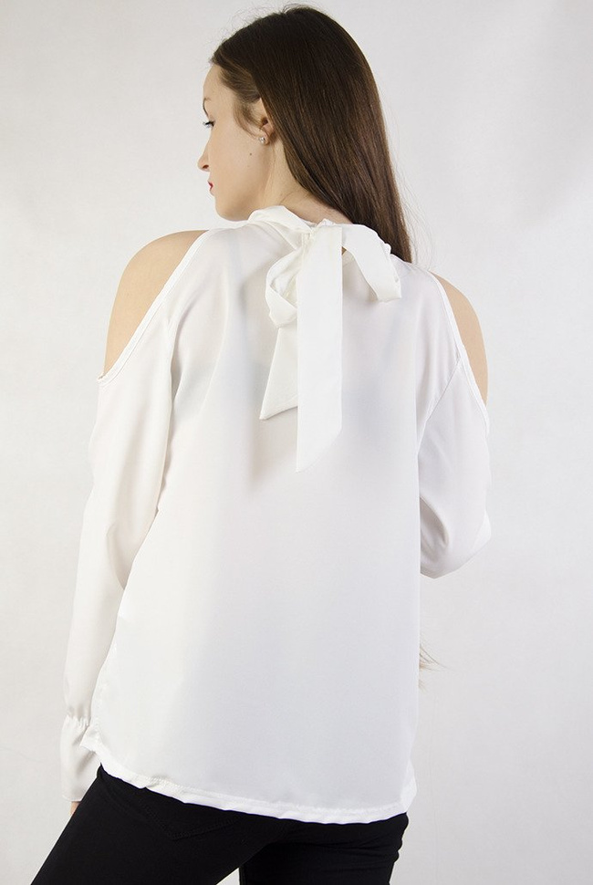 Biała bluzka na długi rękaw z odkrytymi ramionami