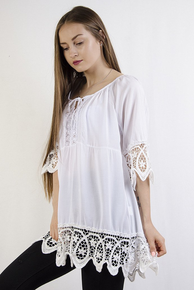 Biała bluzka z ażurowymi wstawkami oraz wiązaniem przy dekolcie