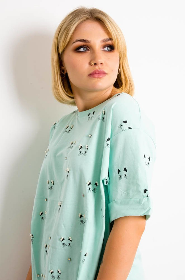 ZIELONY OVERSIZOWY T-SHIRT KOTEK Z KORALIKAMI