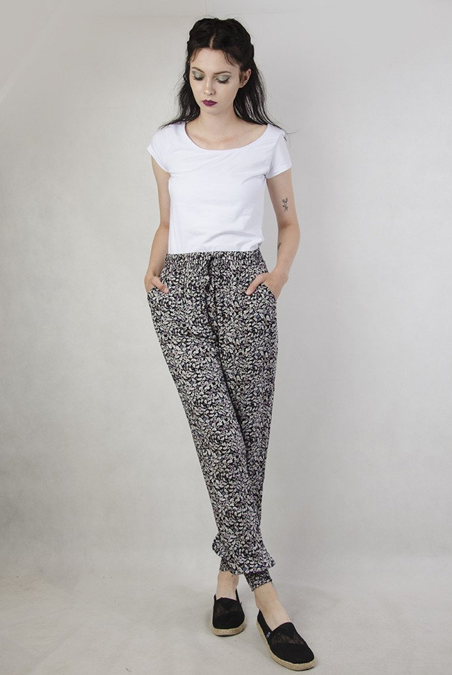 Czarne spodnie alladynki w białe wzory