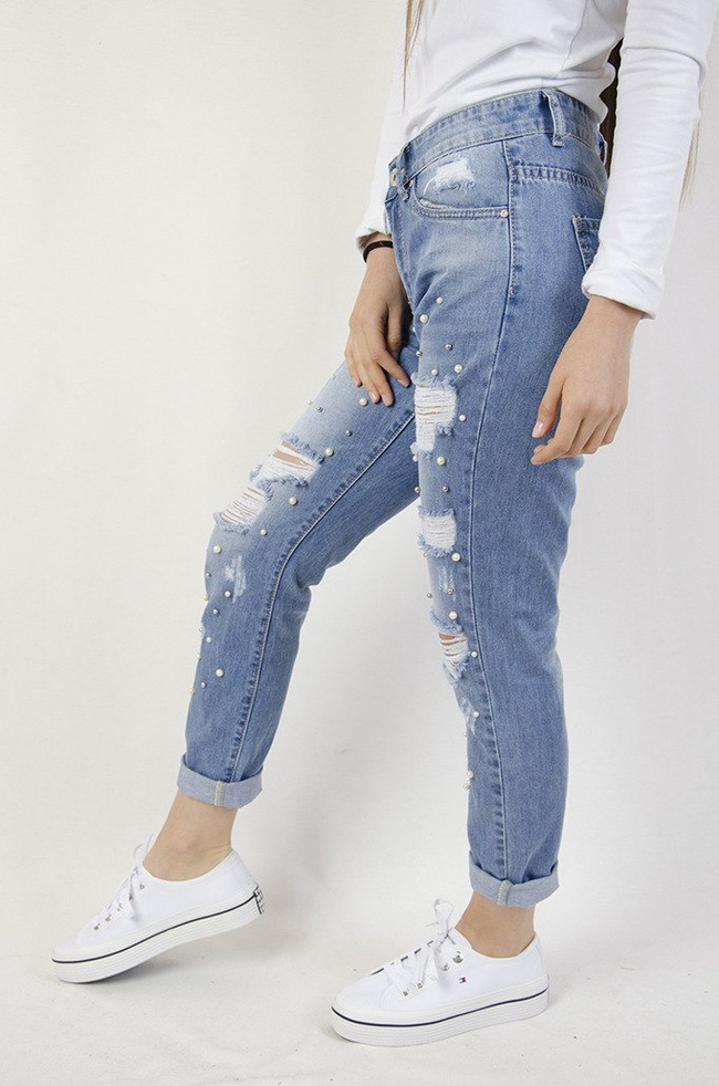 Spodnie jeansowe typu boyfriend z koralikami i przetarciami