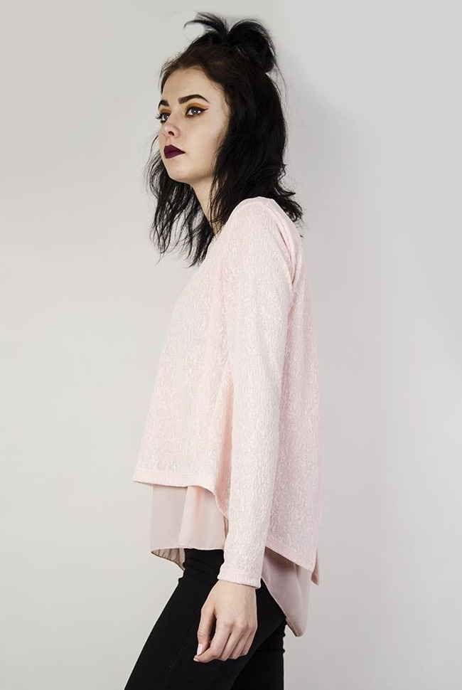 Jasnoróżowa bluzka z wisiorkiem kłódką