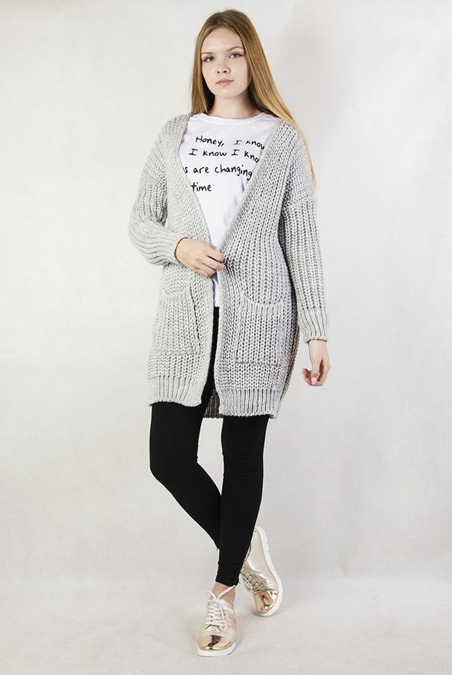 Szary sweter o grubym splocie