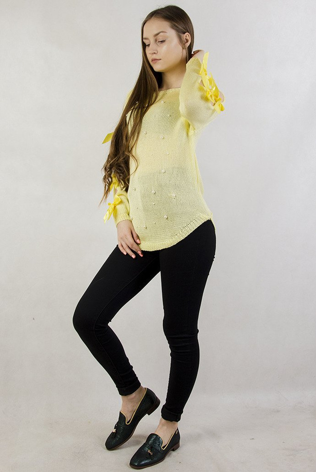 Żółty sweter z koralikami